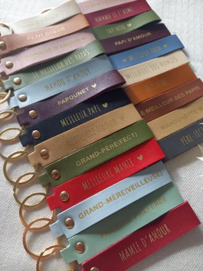 Porte clé personnalisé, Porte clef en simili-cuir, cadeau famille - maman, papa, mamie, papi, tata, tonton, marraine, parrain, 16 couleurs