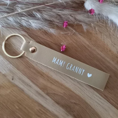 Porte clé personnalisé, Porte clef en simili-cuir, cadeau famille - maman, papa, mamie, papi, tata, tonton, marraine, parrain, 16 couleurs