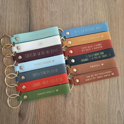 Porte clé personnalisé, Porte clef en simili-cuir, cadeau famille - maman, papa, mamie, papi, tata, tonton, marraine, parrain, 16 couleurs