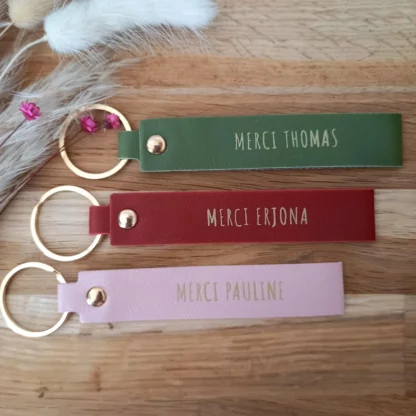 Porte clé personnalisé, Porte clef en simili-cuir, cadeau famille - maman, papa, mamie, papi, tata, tonton, marraine, parrain, 16 couleurs